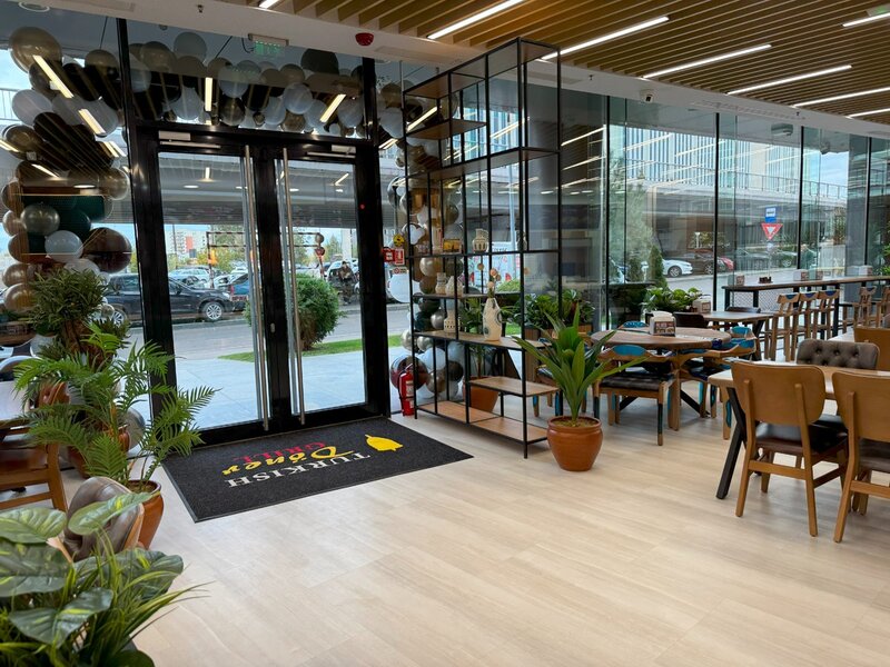 Shaormar cu experienta zona Mall Promenada, langa metrou.